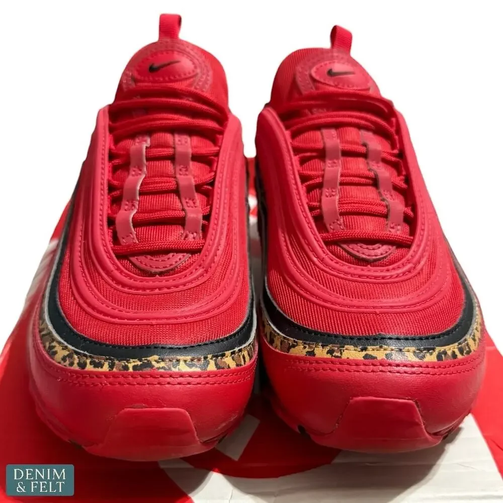 Nike 	•	women’s colorway